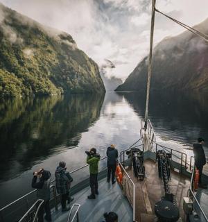 skupina lidí na lodi v řece