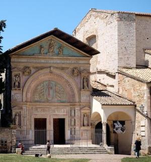 一座巨大的石头建筑，前面站着一些人