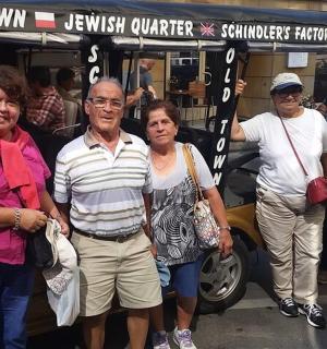 一群人站在公共汽车前