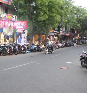 一名男子骑着摩托车在街上与一群摩托车同行