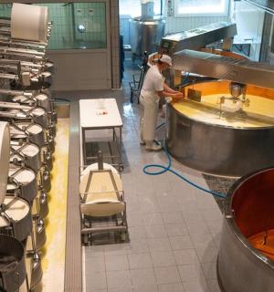 厨房里的人用机器准备食物