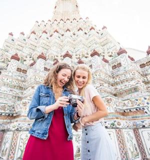 dvě ženy se fotí před budovou