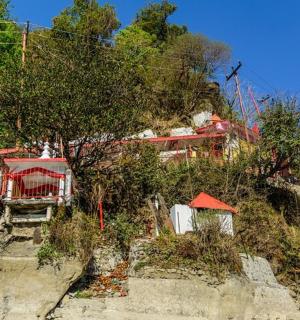 a group of houses on the side of a mountain