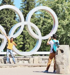 dva lidé stojí před obřími kruhy