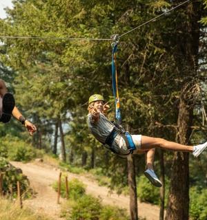 两个人在森林里滑索