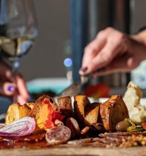 准备一盘食物和一杯酒的人