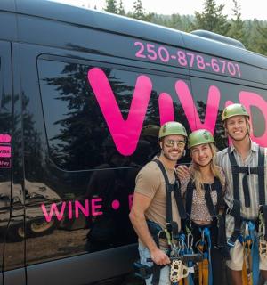 三个人站在一辆货车前