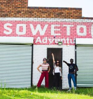 三个人站在车库前