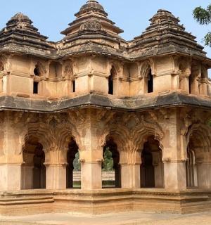 一座大楼，前面站着一名女子