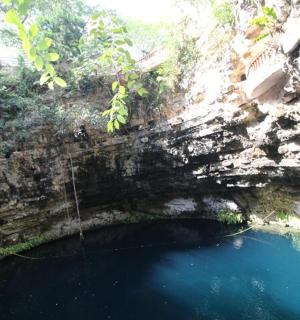 печера з водоймою перед скелею