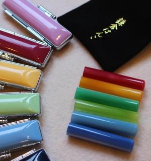 钱包旁边放着一组彩色笔