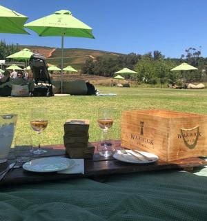 桌子上摆着几杯葡萄酒和一个盒子