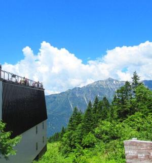 skupina lidí stojících na balkóně budovy