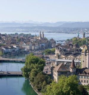 μια θέα μιας πόλης με ένα ποτάμι και κτίρια