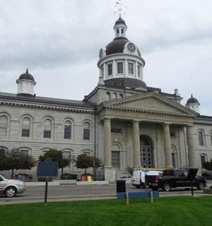 a large building with cars parked in front of it