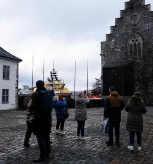 一群人站在一栋建筑物前