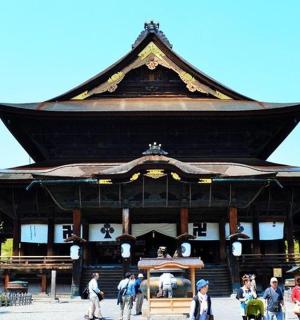 velká budova s lidmi, kteří chodí před ní