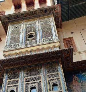 带有华丽大窗户的建筑