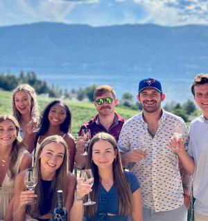 一群人拿着酒杯合影