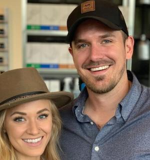 一名男子和一名戴着帽子的女子