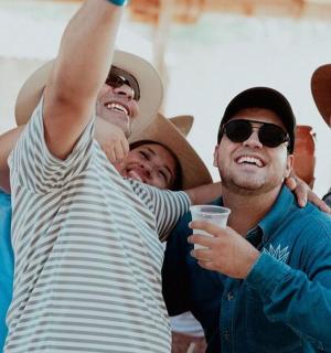 一群男人摆姿势拍照