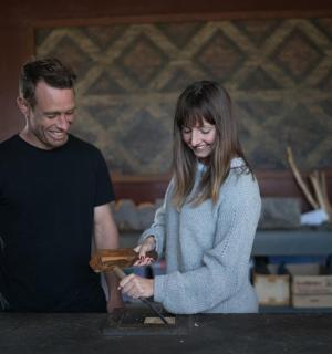 一名男子和一名女子在一块木头上工作