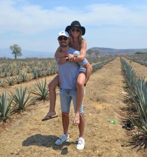 站在菠萝种植园里的一男一女