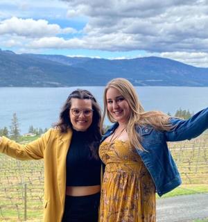 两个女人并排站着,张开双臂