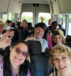 一群人乘坐公共汽车