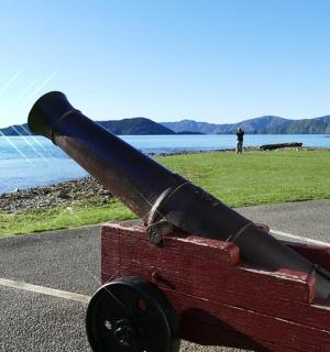 一门大炮坐落在一辆红色木车的顶部