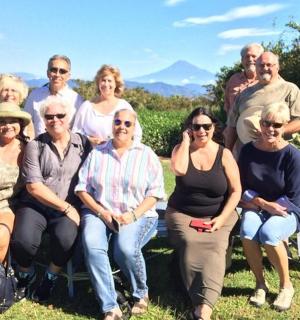 一群人在长椅上摆姿势拍照