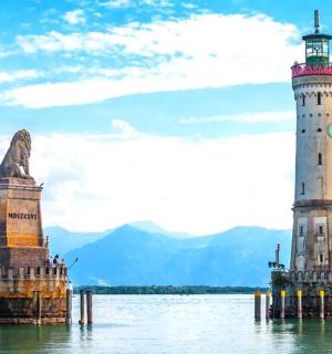 un far și o statuie în apă