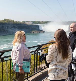 一群人看着尼亚加拉河
