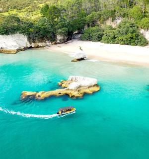 海滩边水中的一艘船