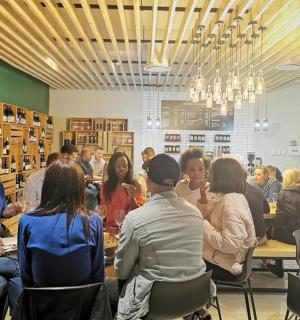 一群人坐在图书馆的桌子旁