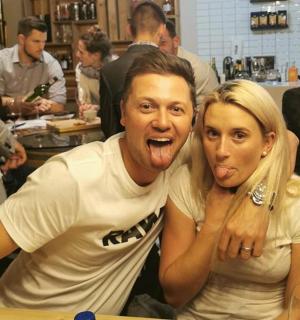 一男一女正在摆姿势拍照