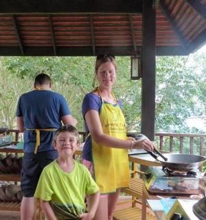 一名妇女和一名男孩正在门廊上准备食物