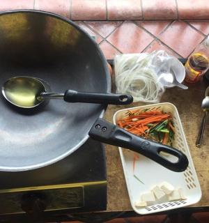 pánev s lžící na sporáku