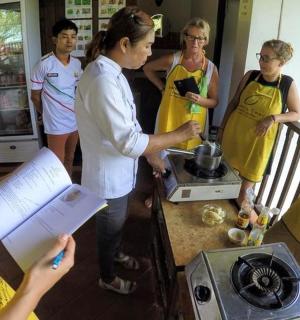 一位女士和一群人站在厨房里