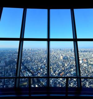 从窗户看到的城市景色