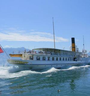 una barca con una bandiera sull'acqua