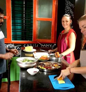 skupina lidí připravujících jídlo v kuchyni