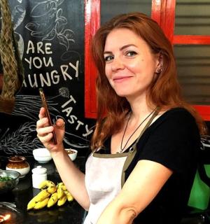 厨房里的女人拿着一块食物