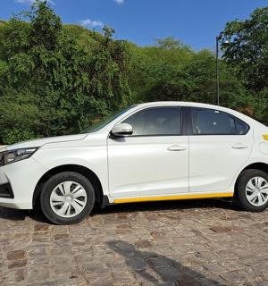 一辆白色汽车停在砖路上