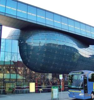 Un autobús está estacionado frente a un edificio