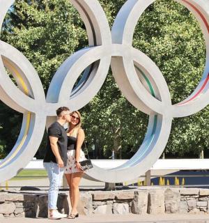 muž a žena stojící před velkou sochou