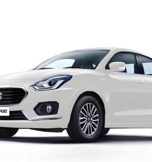 Bílé auto Mercedes Benz na bílém pozadí