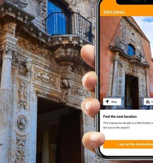 一个人在建筑物前拿着手机