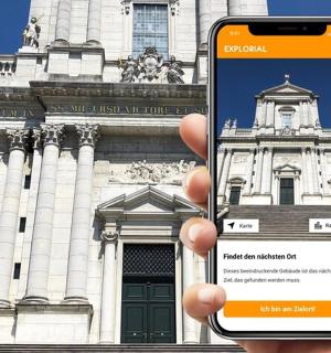 一个人在建筑物前拿着手机