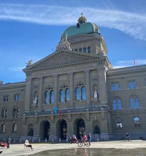 velká budova s věží na vrcholu